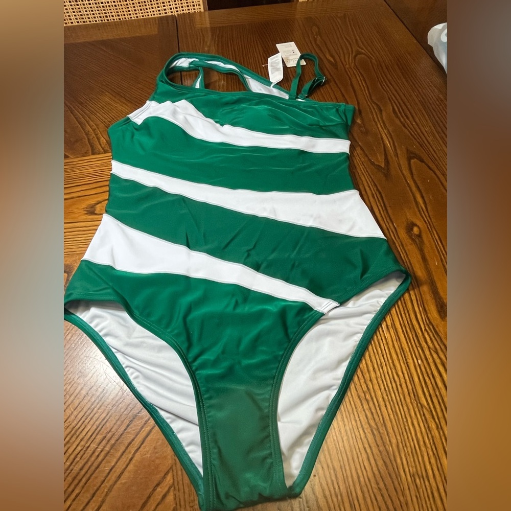 CUPSHE CUTOUT ONE PIECE SWIMSUIT. NWT. SIZE MEDIUM.